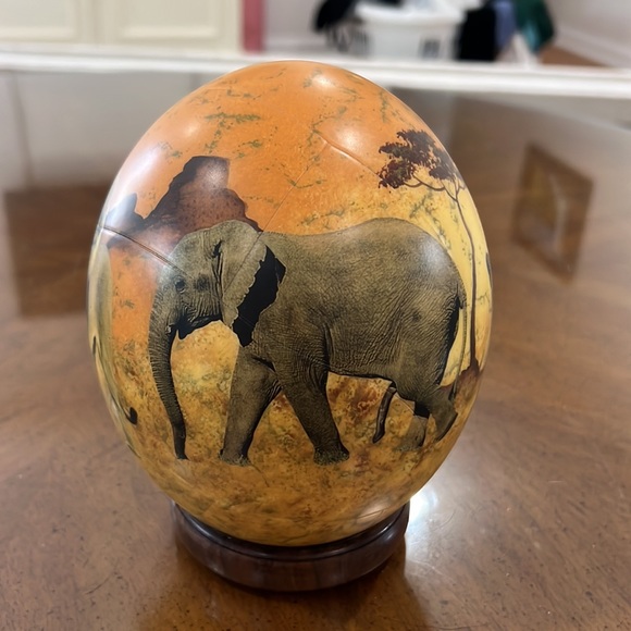Ostrich egg hand painted in South Africa with display stand - Picture 5 of 7